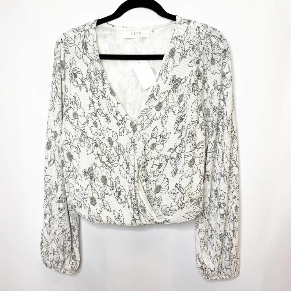Astr The Label Plisse surplus top Size M NWT - Picture 2 of 11